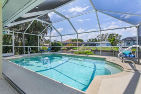 Serene canal, three bedrooms and a large pool! - Villa La Brisa Fresca